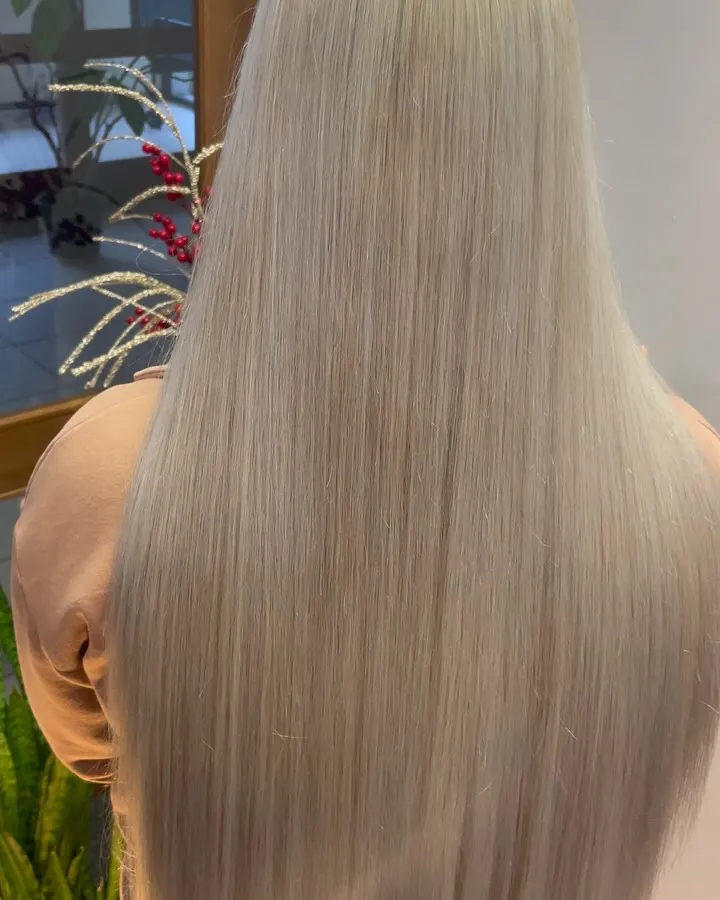 Gari, gludi gaiši blondi mati tuvplānā
